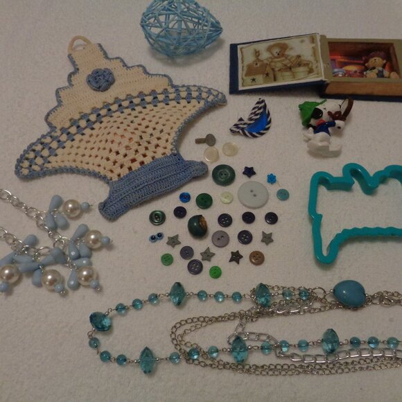 RETRO MODERN JEWELRY VINT SACHET & BUTTONS TOYS DODADS LOT - Picture 1 of 10